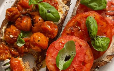 Tomat & Cashew-Ricotta Toasts